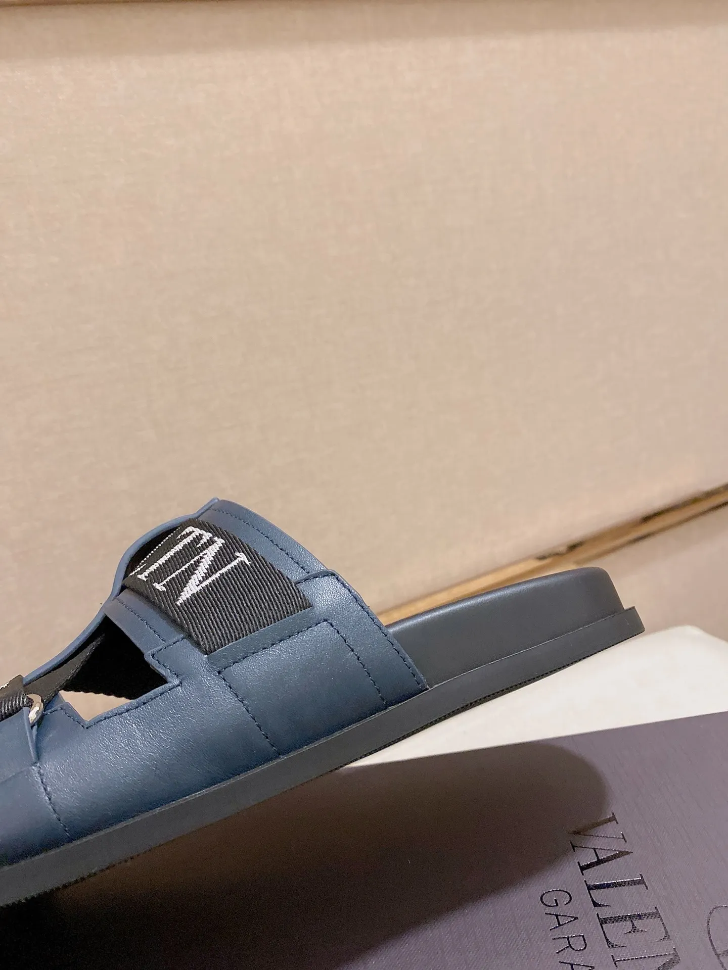 Men's shoes 💰: 480💰[Valentino] New couple 👫Boutique slippers, counter quality, classic plaid, the actual workmanship is quite complex🔰The uppers are made of imported fabrics➕🐑Sheepskin lining, which tests the craftsman's craftsmanship➕original PU outsole. Size: Women’s size: 35-44. Men's size 38-44 (can be customized to size 45, non-refundable)